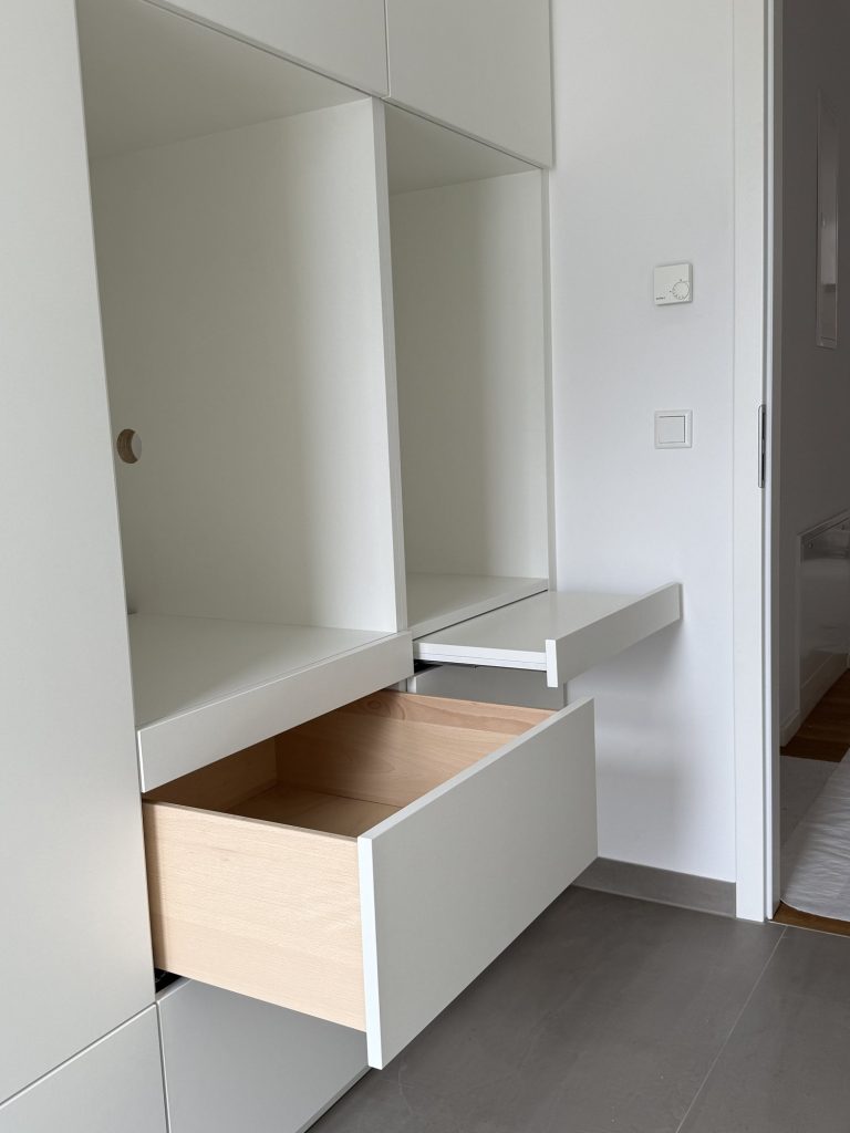Hauswirtschaftsraum mit Einbauschränken – Bild 3