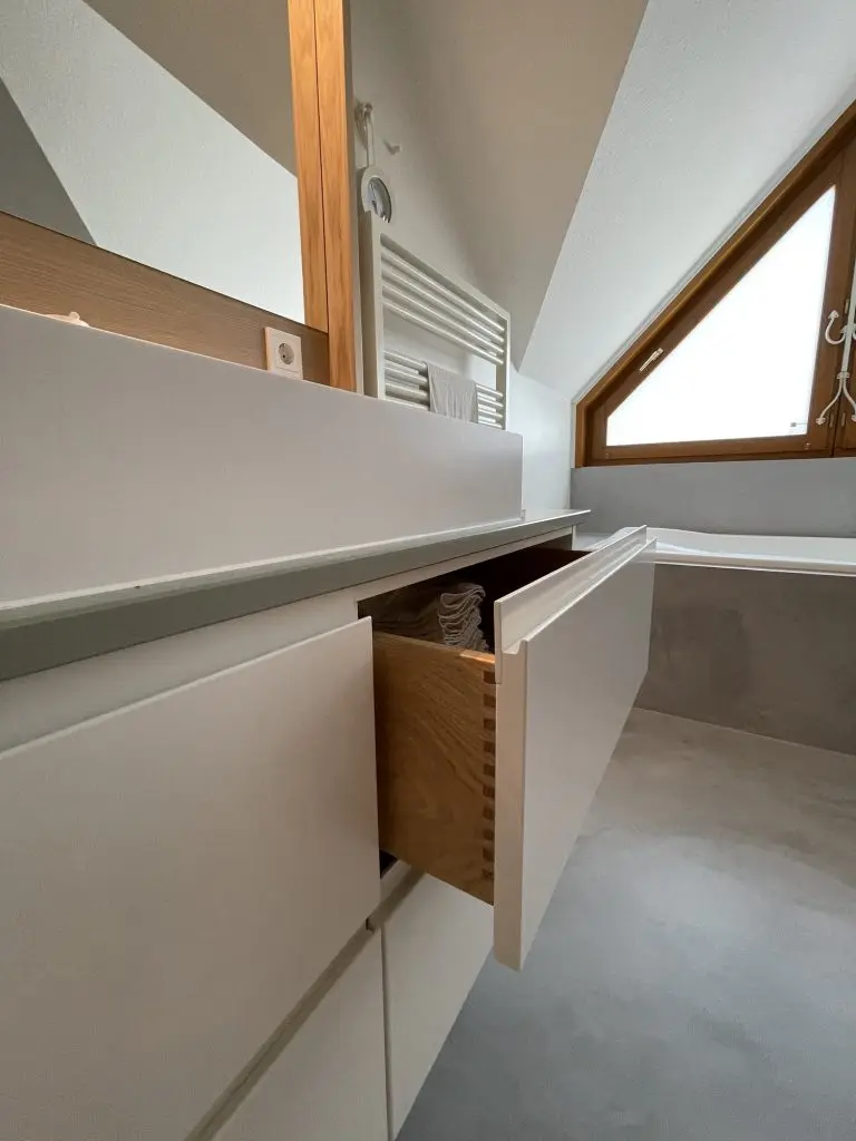 Kinderbad mit Spiegel in Eichenrahmen – Bild 5