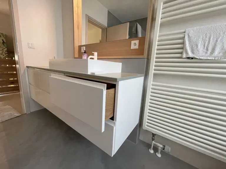 Kinderbad mit Spiegel in Eichenrahmen – Bild 6