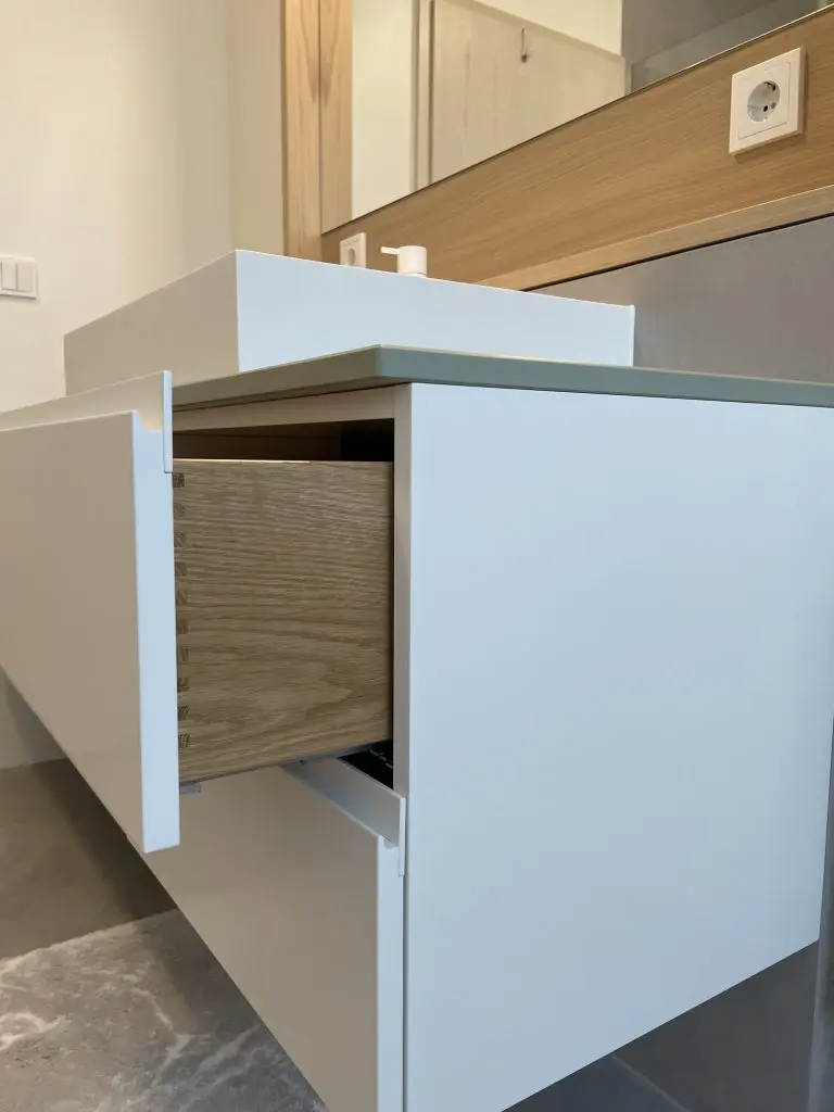 Kinderbad mit Spiegel in Eichenrahmen – Bild 7