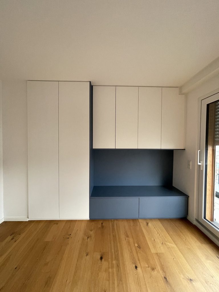 Kinderzimmer mit Schrankwand und Sitznische