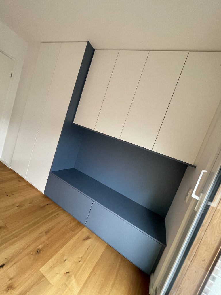 Kinderzimmer mit Schrankwand und Sitznische – Bild 2