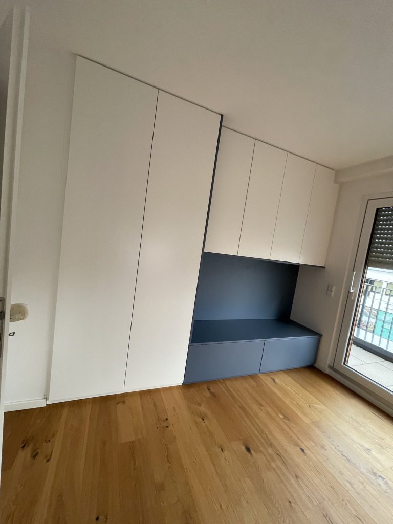 Kinderzimmer mit Schrankwand und Sitznische – Bild 3