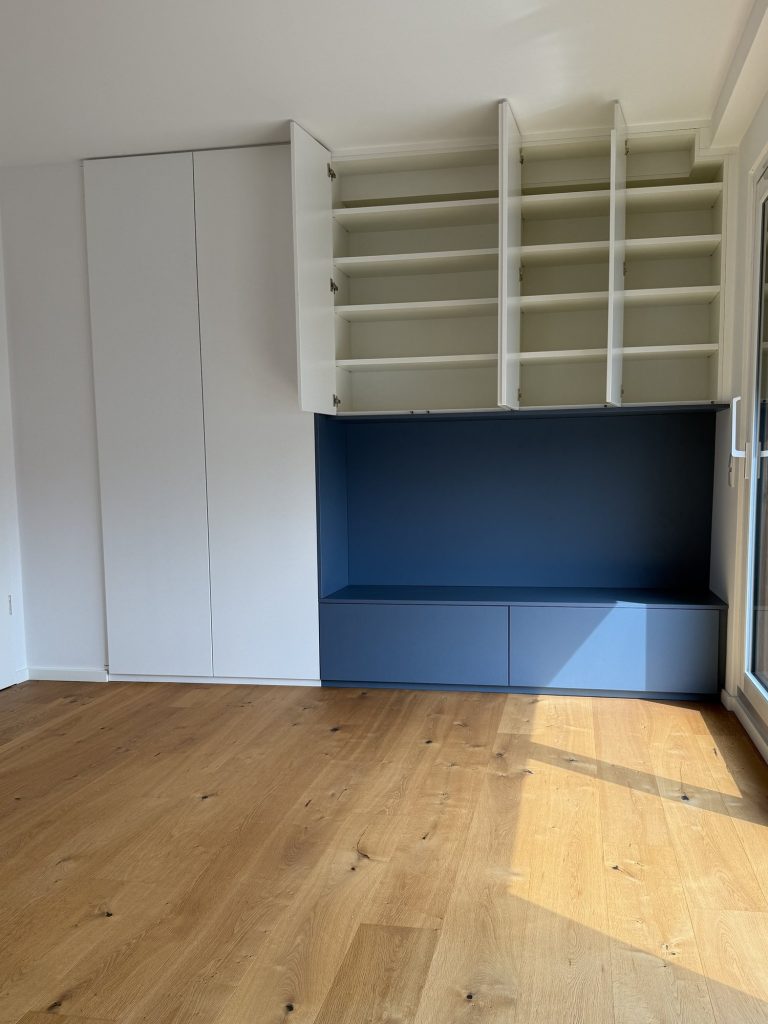 Kinderzimmer mit Schrankwand und Sitznische – Bild 4