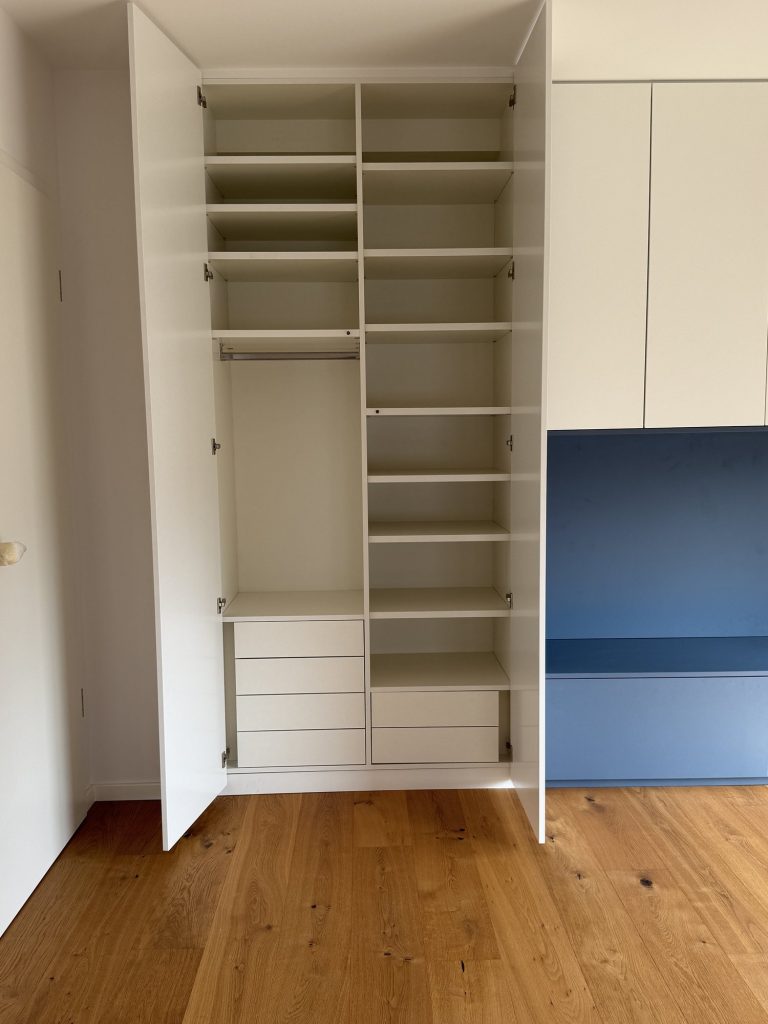 Kinderzimmer mit Schrankwand und Sitznische – Bild 5