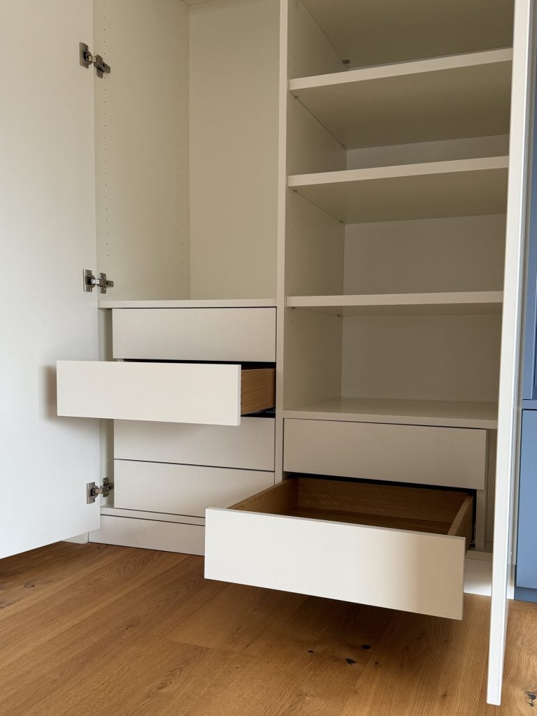 Kinderzimmer mit Schrankwand und Sitznische – Bild 6