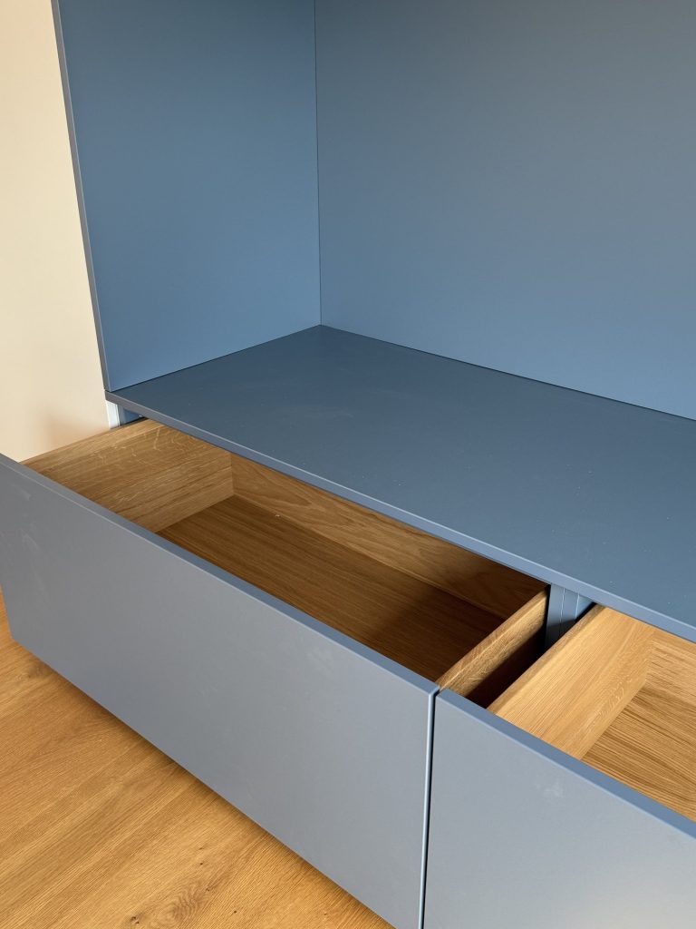 Kinderzimmer mit Schrankwand und Sitznische – Bild 7