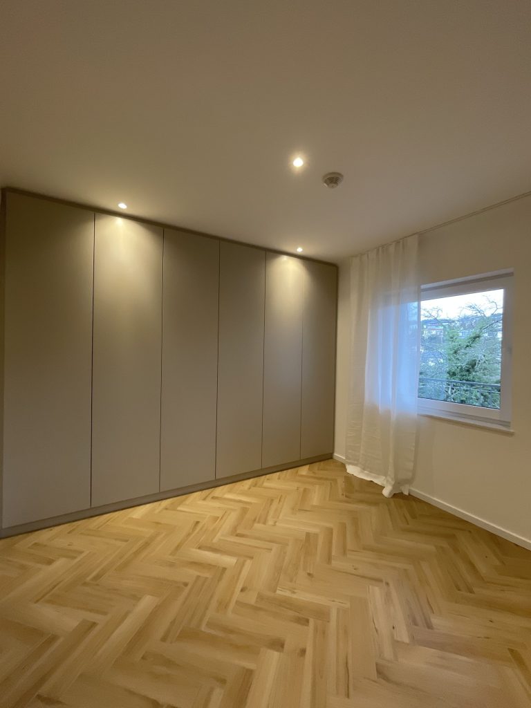 Raumhoher Kleiderschrank