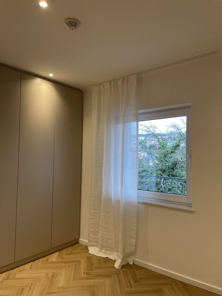 Raumhoher Kleiderschrank – Bild 2