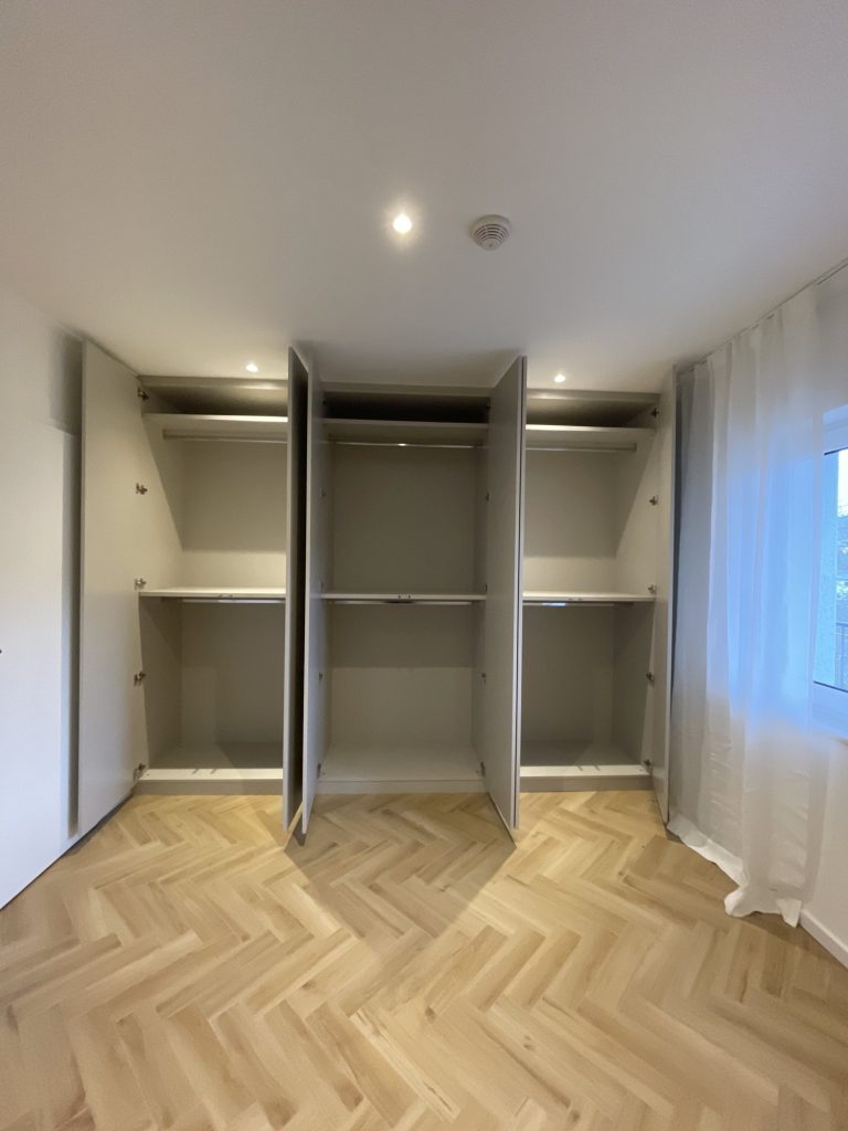 Raumhoher Kleiderschrank – Bild 3