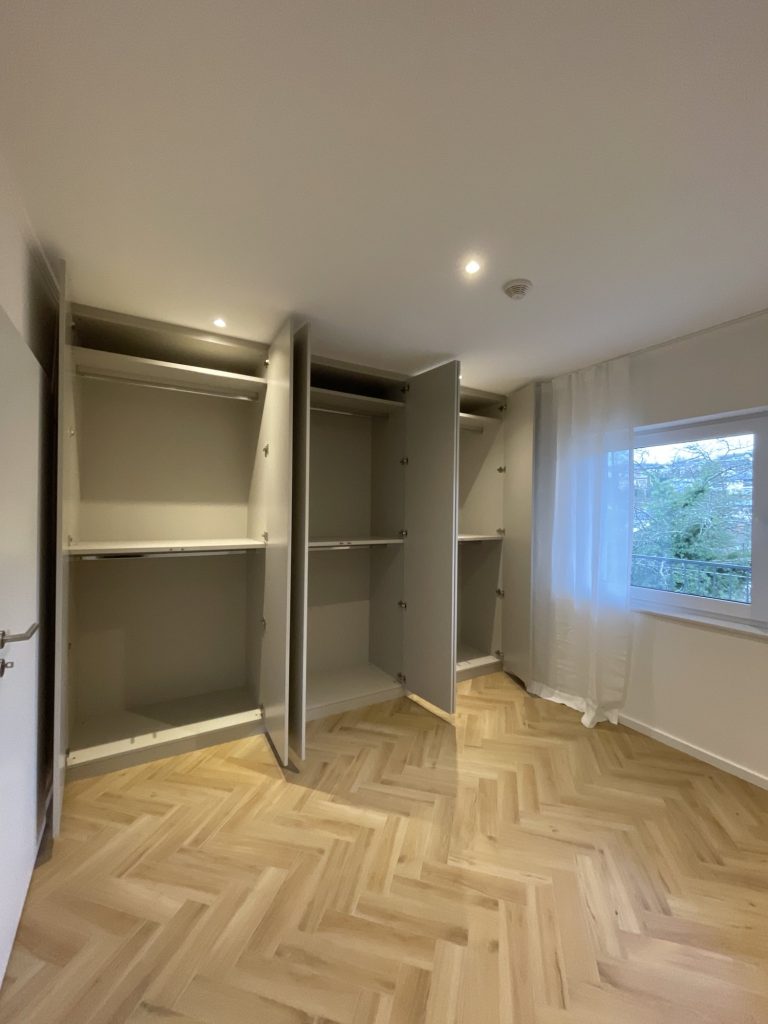 Raumhoher Kleiderschrank – Bild 4