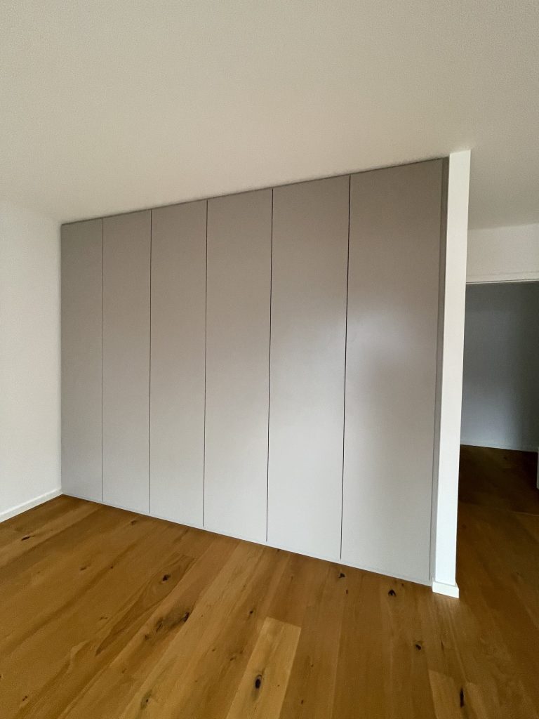 Kleiderschrank mit Kleiderlift und Innenschubladen