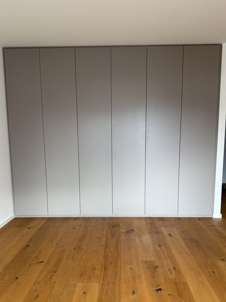 Kleiderschrank mit Kleiderlift und Innenschubladen – Bild 2