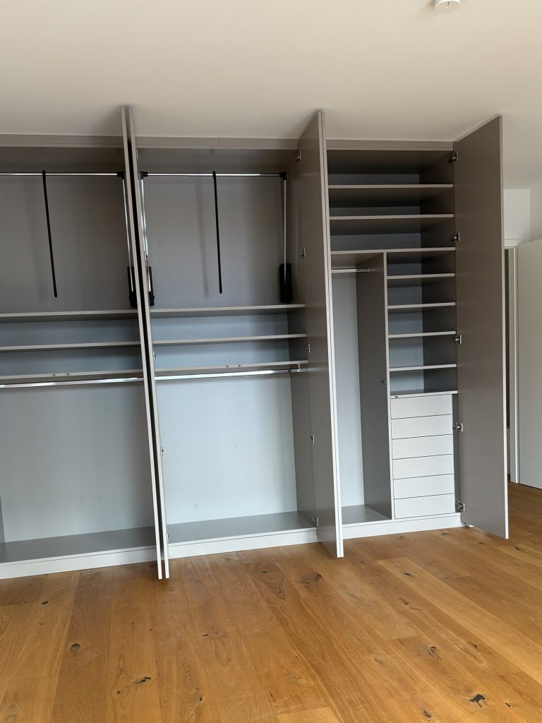 Kleiderschrank mit Kleiderlift und Innenschubladen – Bild 3