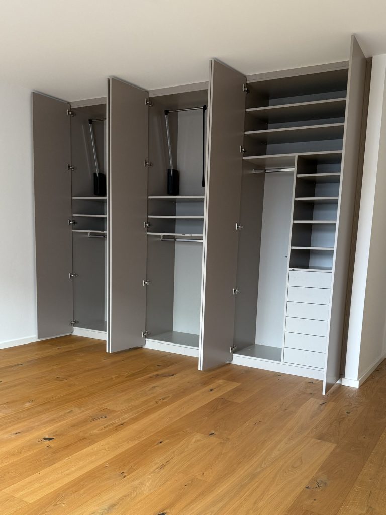 Kleiderschrank mit Kleiderlift und Innenschubladen – Bild 4