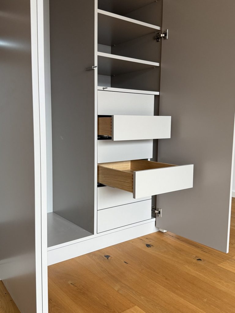Kleiderschrank mit Kleiderlift und Innenschubladen – Bild 5