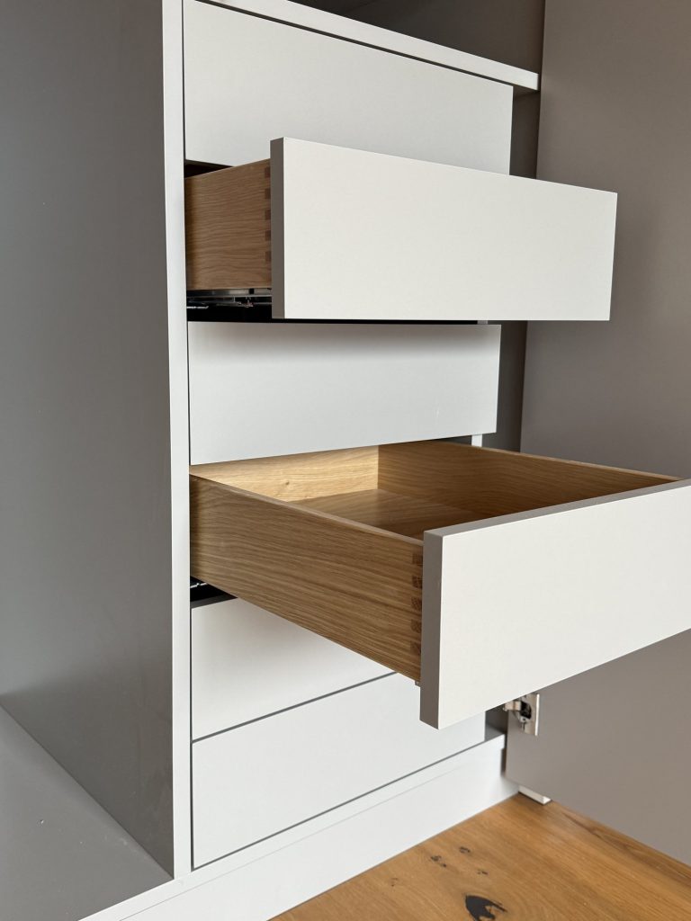 Kleiderschrank mit Kleiderlift und Innenschubladen – Bild 6