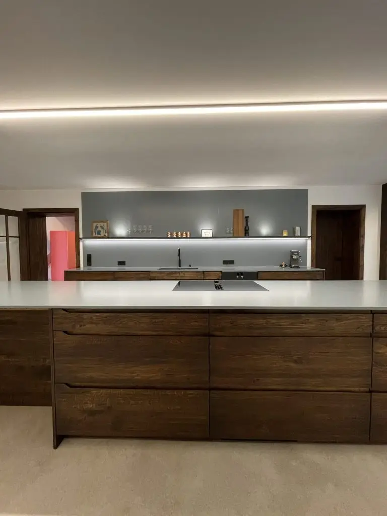 Küche aus Alteiche in ehemaliger Scheune – Bild 5