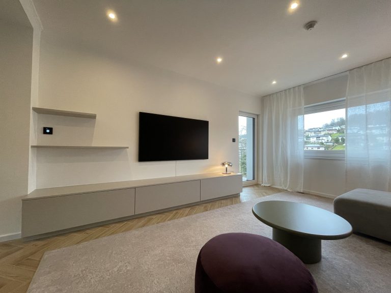 Langes Lowboard mit Wandboards – Bild 1