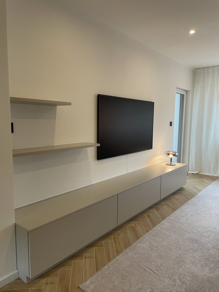 Langes Lowboard mit Wandboards – Bild 4