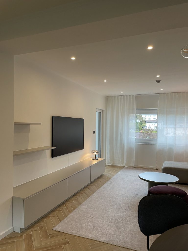 Langes Lowboard mit Wandboards – Bild 6
