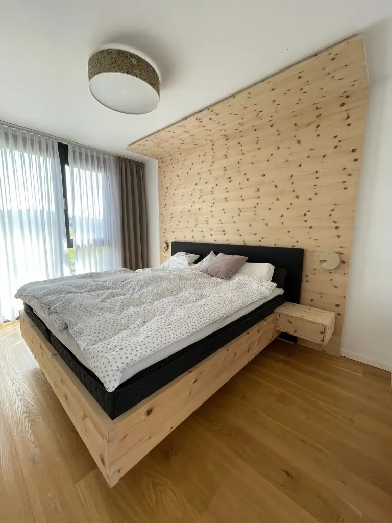 Schlafzimmer mit Wand aus Zirbe – Bild 2