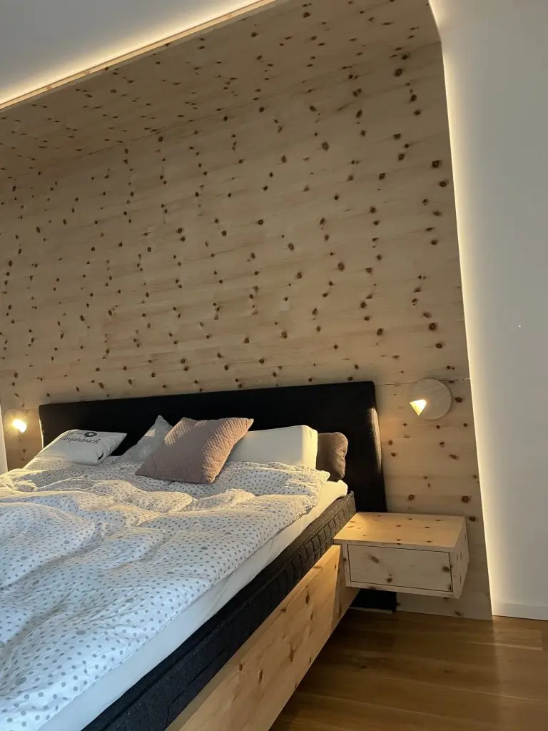 Schlafzimmer mit Wand aus Zirbe – Bild 3