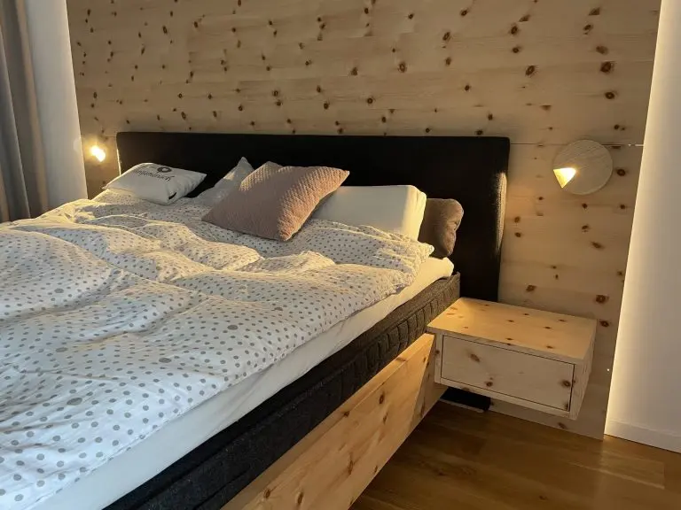 Schlafzimmer mit Wand aus Zirbe – Bild 4