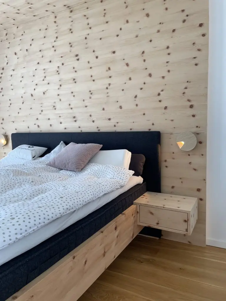Schlafzimmer mit Wand aus Zirbe – Bild 5
