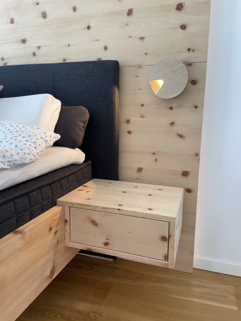Schlafzimmer mit Wand aus Zirbe – Bild 6