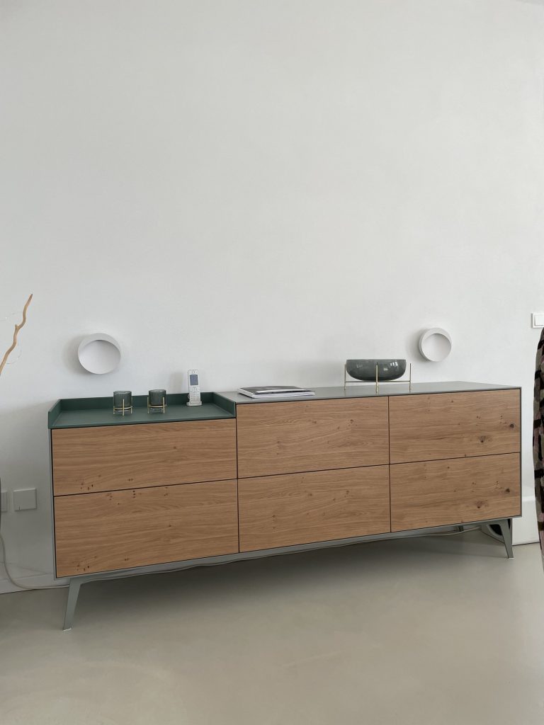 Sideboard aus Eiche mit graugrünem Korpus – Bild 1