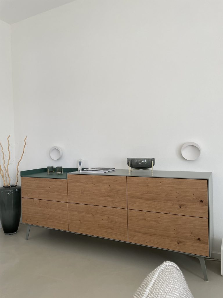 Sideboard aus Eiche mit graugrünem Korpus – Bild 2