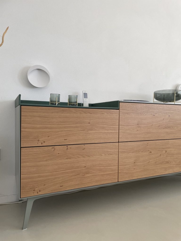 Sideboard aus Eiche mit graugrünem Korpus