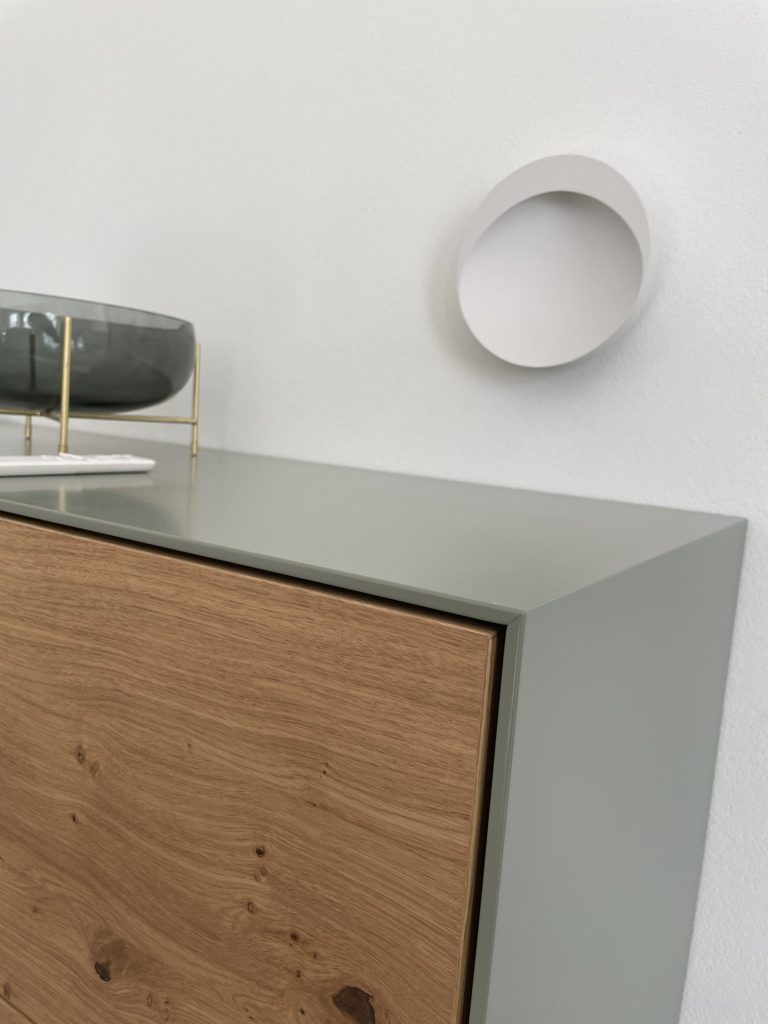 Sideboard aus Eiche mit graugrünem Korpus – Bild 4