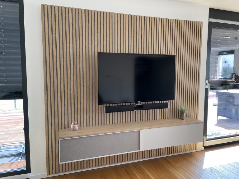TV-Wand mit Akustikpaneel und schwebendem Lowboard – Bild 1