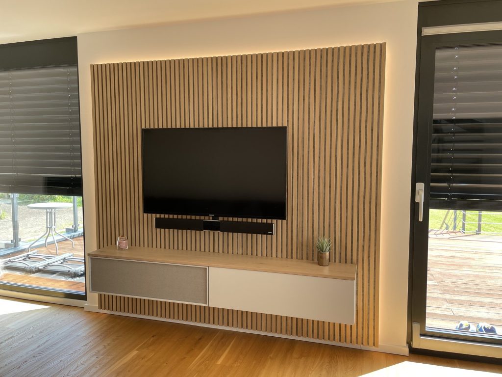 TV-Wand mit Akustikpaneel und schwebendem Lowboard