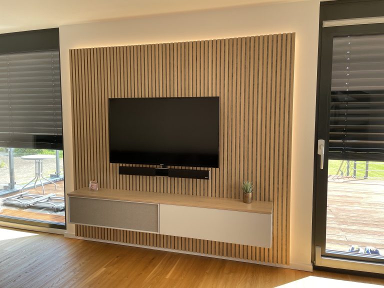 TV-Wand mit Akustikpaneel und schwebendem Lowboard – Bild 2