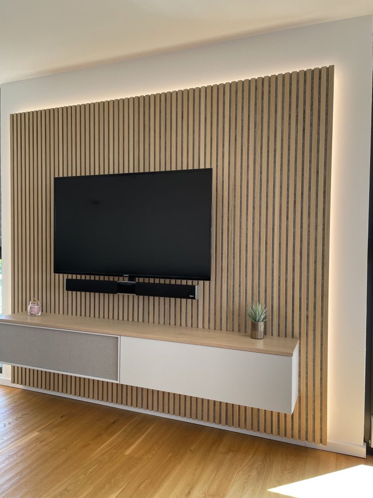 TV-Wand mit Akustikpaneel und schwebendem Lowboard – Bild 3