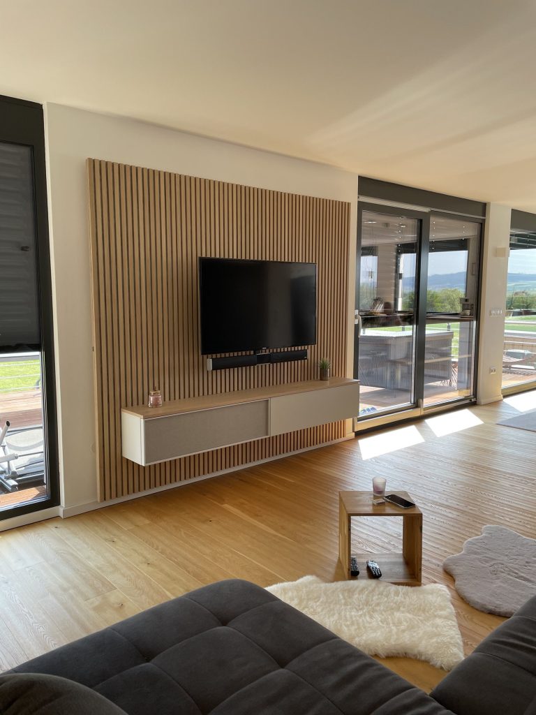 TV-Wand mit Akustikpaneel und schwebendem Lowboard – Bild 4
