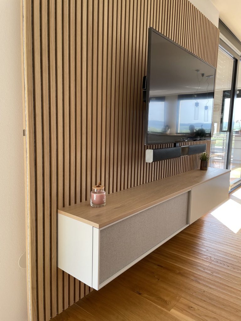 TV-Wand mit Akustikpaneel und schwebendem Lowboard – Bild 5
