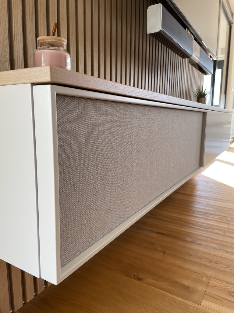 TV-Wand mit Akustikpaneel und schwebendem Lowboard – Bild 6