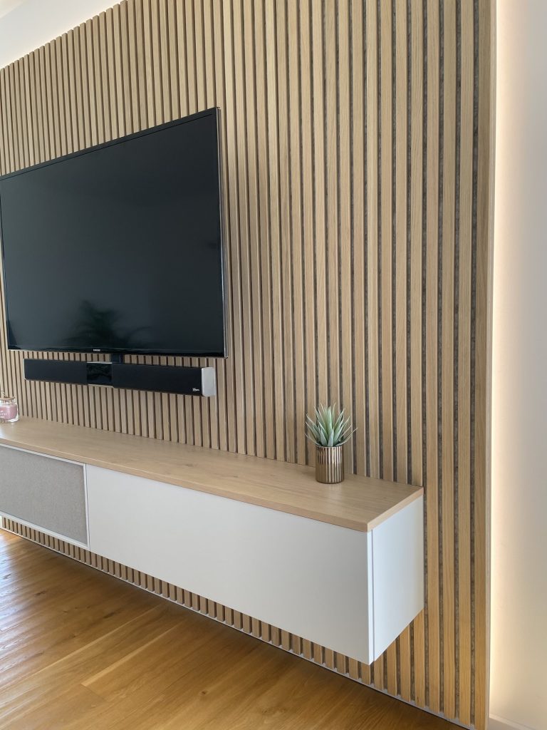 TV-Wand mit Akustikpaneel und schwebendem Lowboard – Bild 7