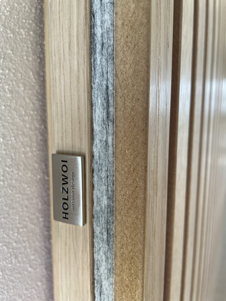 TV-Wand mit Akustikpaneel und schwebendem Lowboard – Bild 9