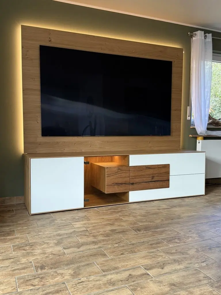 TV-Wand aus Eiche mit Lowboard