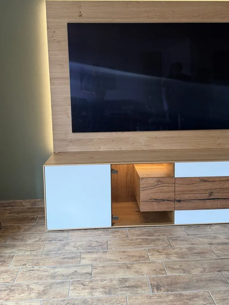 TV-Wand aus Eiche mit Lowboard – Bild 2