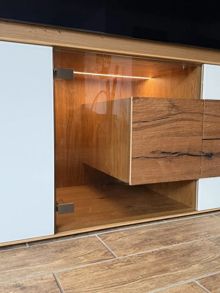 TV-Wand aus Eiche mit Lowboard – Bild 4