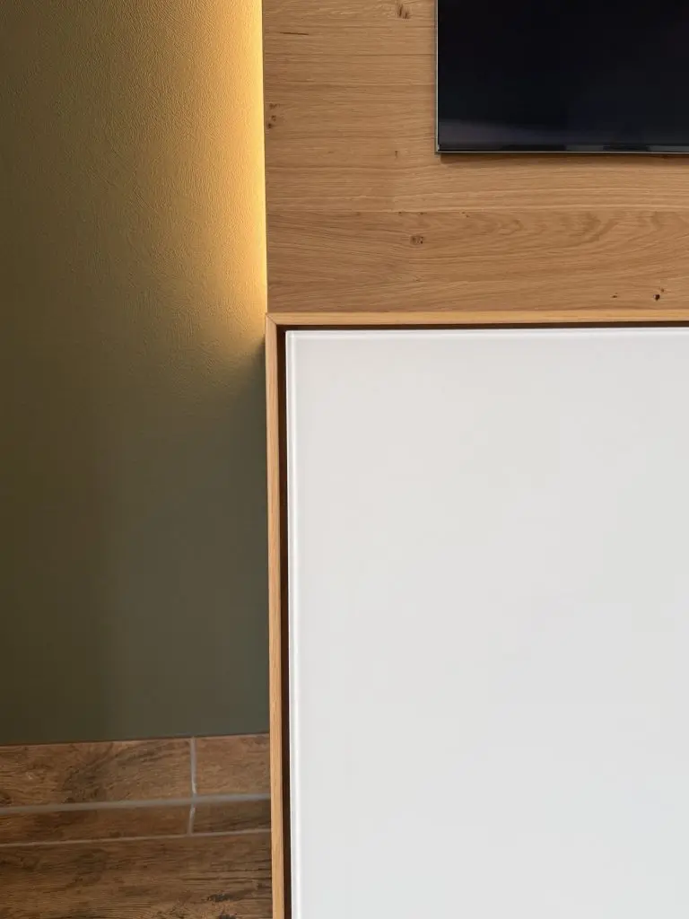 TV-Wand aus Eiche mit Lowboard – Bild 7