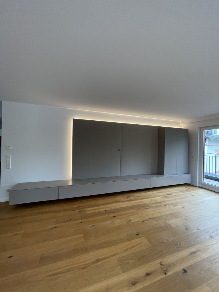 Wohnwand mit Licht und verdecktem Schrank