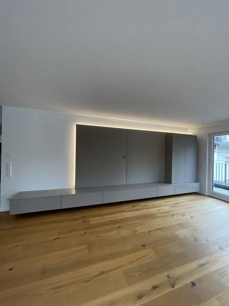 Wohnwand mit Licht und verdecktem Schrank