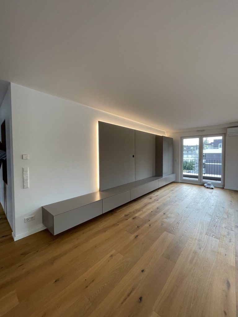 Wohnwand mit Licht und verdecktem Schrank – Bild 2